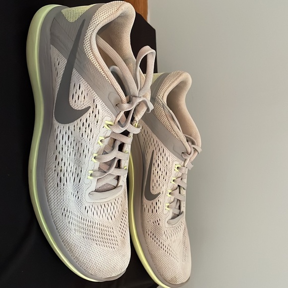 Nike gym shoe - Picture 4 of 4